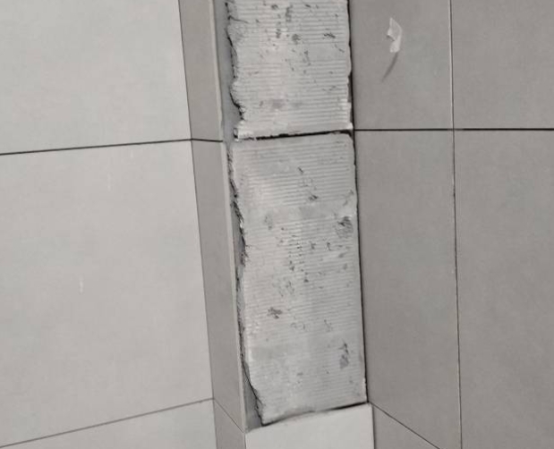 汕头市瓷砖空鼓维修公司分享下瓷砖施工前基层浇水润湿程度不足，可能导致以下问题